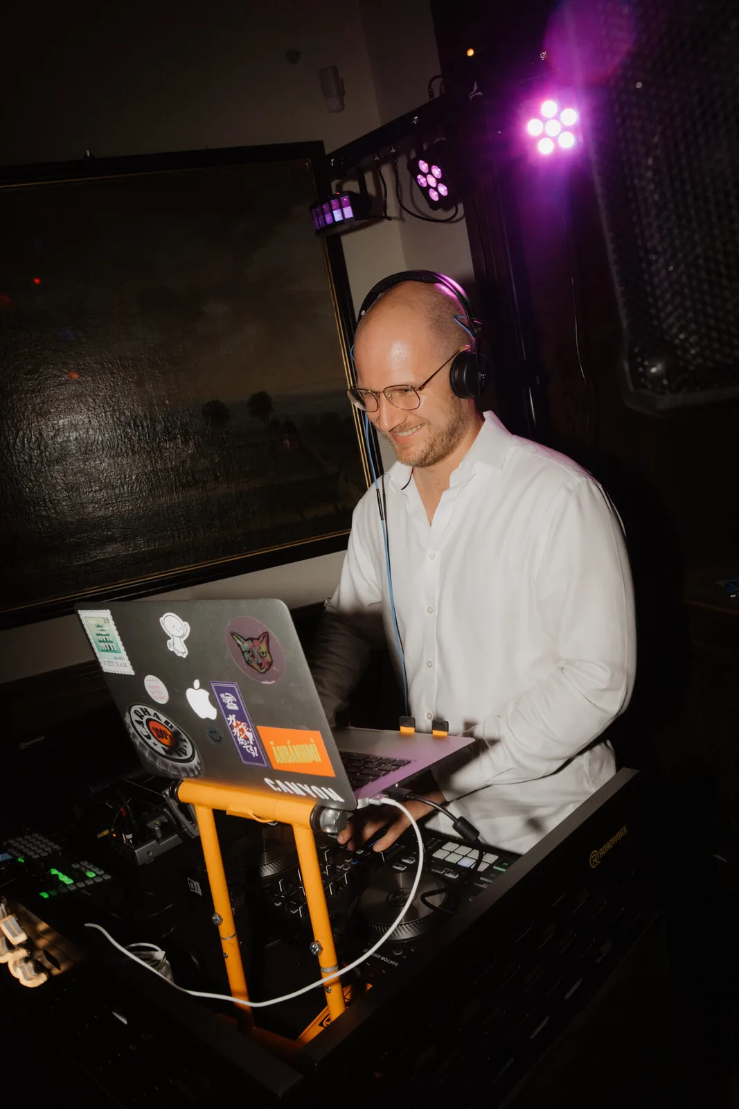 DJ Borris im Lichtspiel